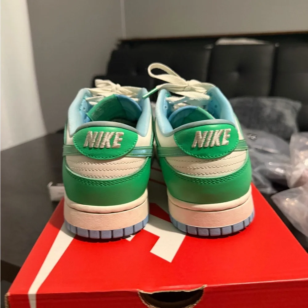 Nike Dunk Low Retro sneakers in the "Green Shock" men’s 8.5 women’s 10 - Picture 5 of 7
